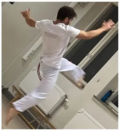 Professor Barba Ruiva undervisar capoeira i Göteborg
